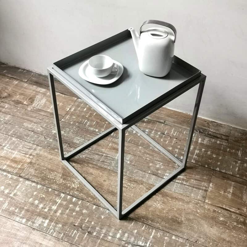 Mesa minimalista con bandeja, taza y jarra en estilo moderno.