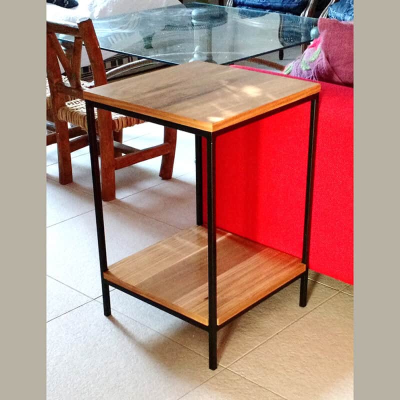 Mesa minimalista de madera y metal para sala o comedor.