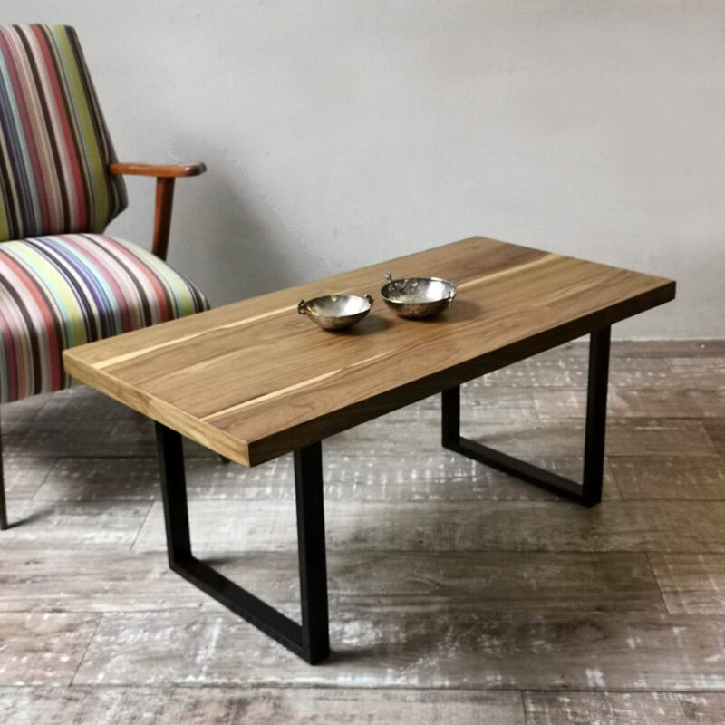 Mesa minimalista de madera 100x50 con estructura negra moderna.