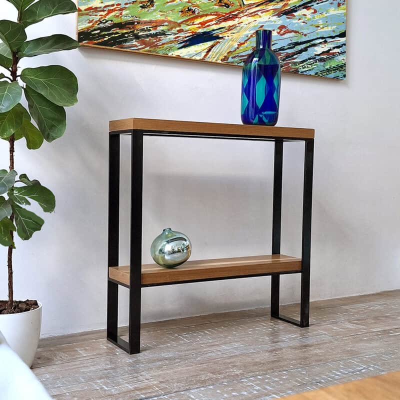 Consola moderna minimalista con estructura de metal negro y estantes de madera natural.