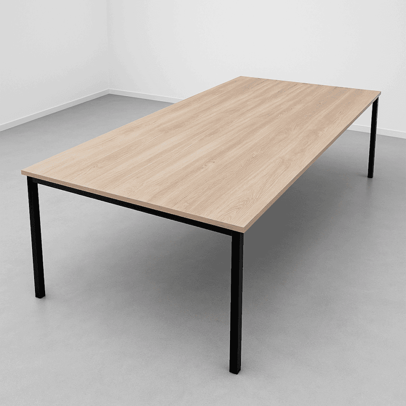 Mesa de reuniones de oficina con superficie de madera y patas negras.