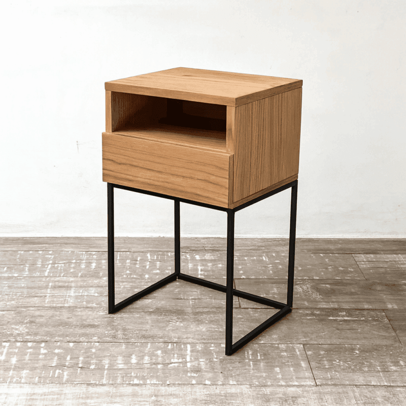 Mesita de noche moderna de madera con estructura metálica negra.