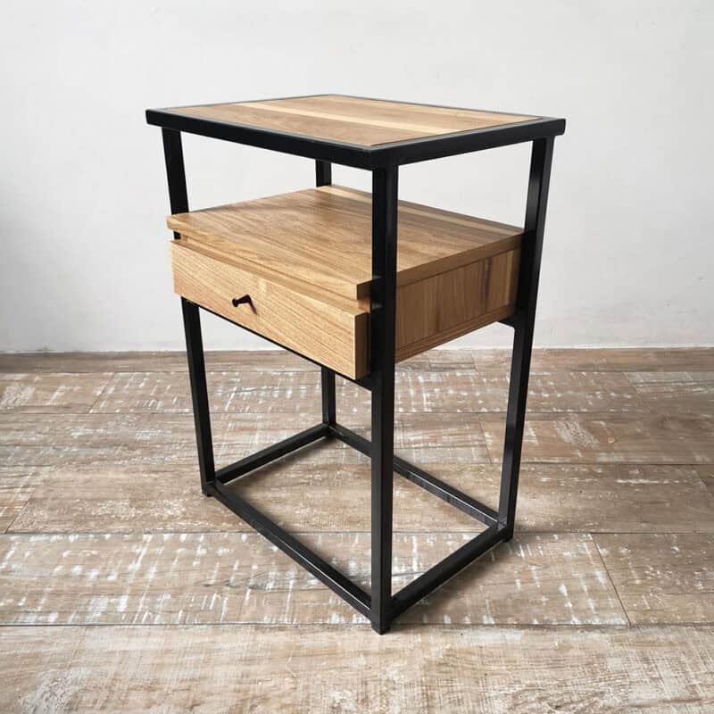 Mesita de noche moderna con cajón de madera y estructura metálica negra.