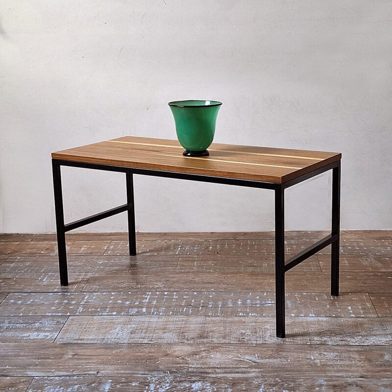 Mesa ratona pequeña con tapa de madera y estructura metálica negra.