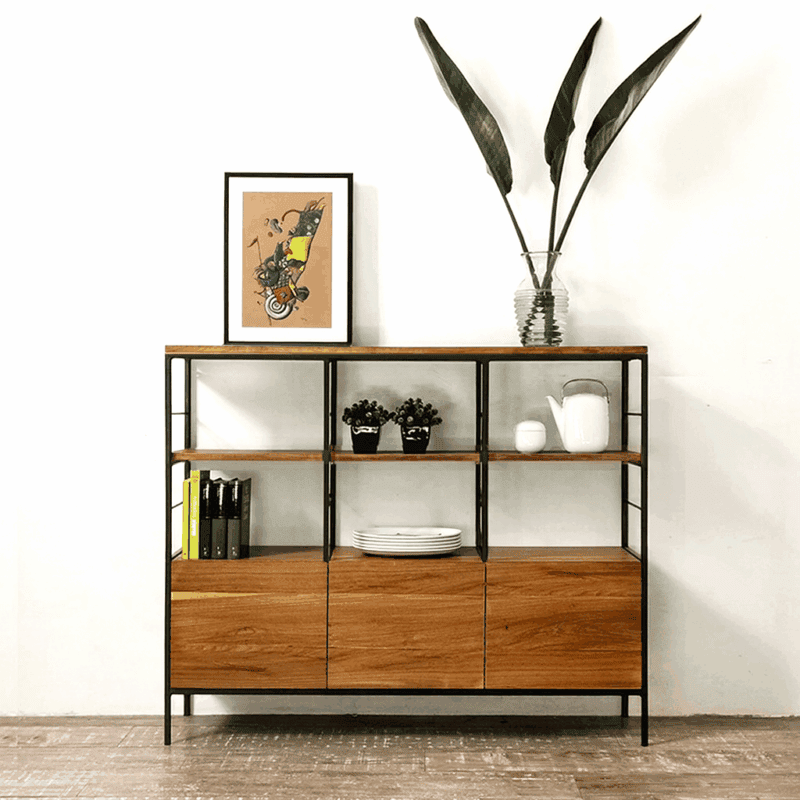 Aparador de madera y metal en estilo moderno con plantas y cuadros decorativos.