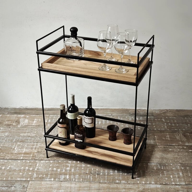 Carrito de bar con botellas de vino y copas de cristal en madera y metal.