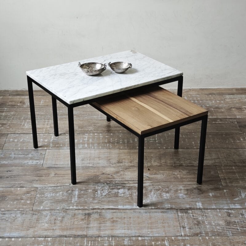 Mesas de comedor Duo Carrara con superficie de mármol y madera.