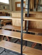 Estantería de pared de madera y metal para almacenamiento y decoración.