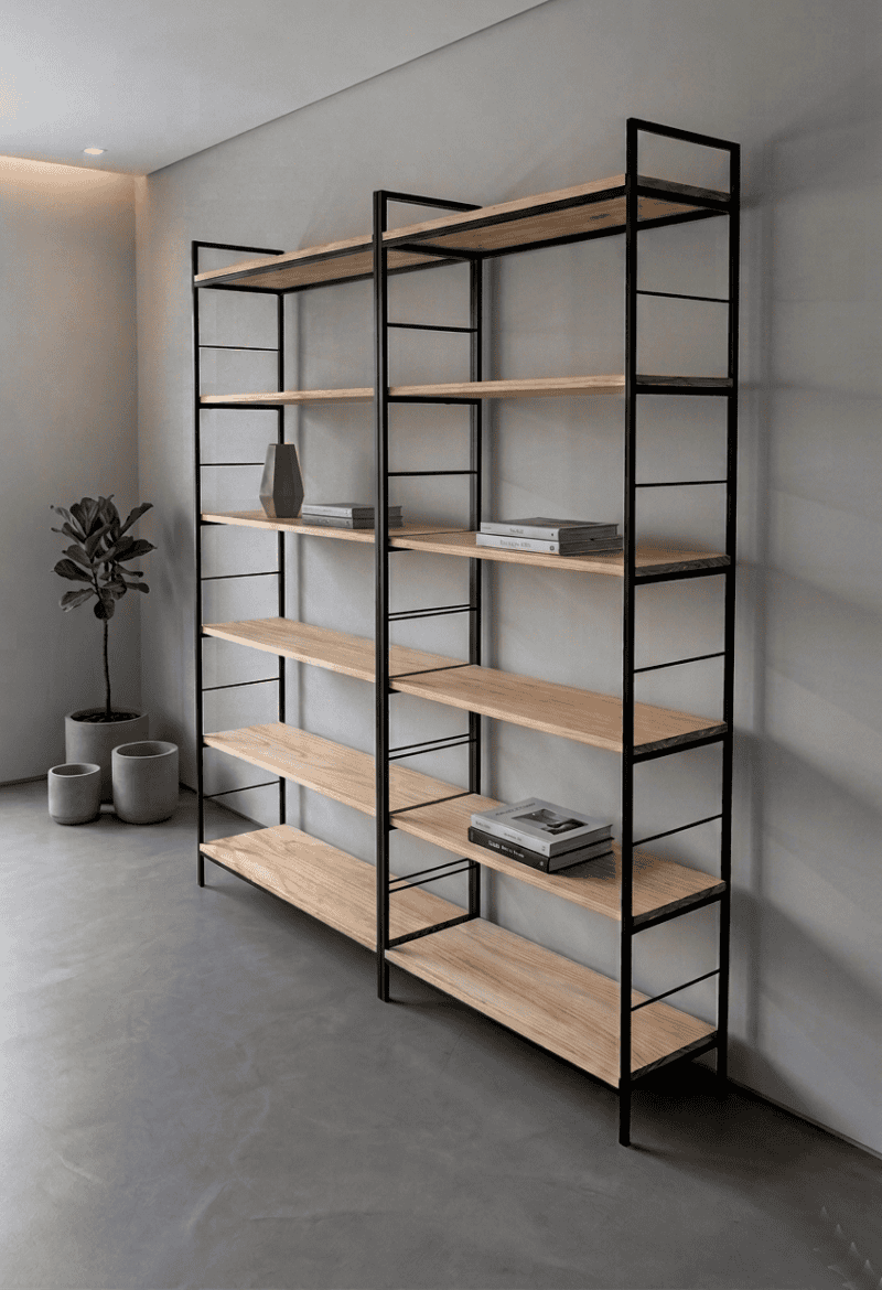 Estantería de pared con estructura metálica y estantes de madera natural.