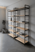Estantería de pared con estructura metálica y estantes de madera natural.