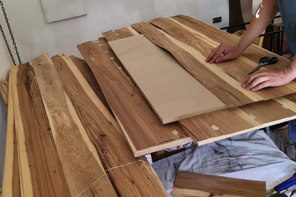 Selección de chapas de madera de peteribí en el taller de Tienda Quadrat, Saavedra