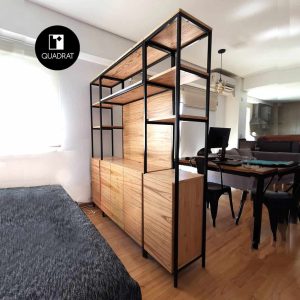 Mueble divisor de ambientes en hierro y madera de paraíso para monoambiente