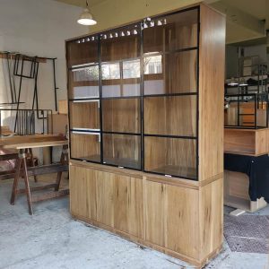 Vajillero de peteribí y hierro con puertas de vidrio, mueble a medida quadrat