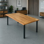 Mesa de comedor y reuniones de peteribí de 200 × 100 cm con estructura de hierro negro reforzado y terminación satinada, diseño minimalista.